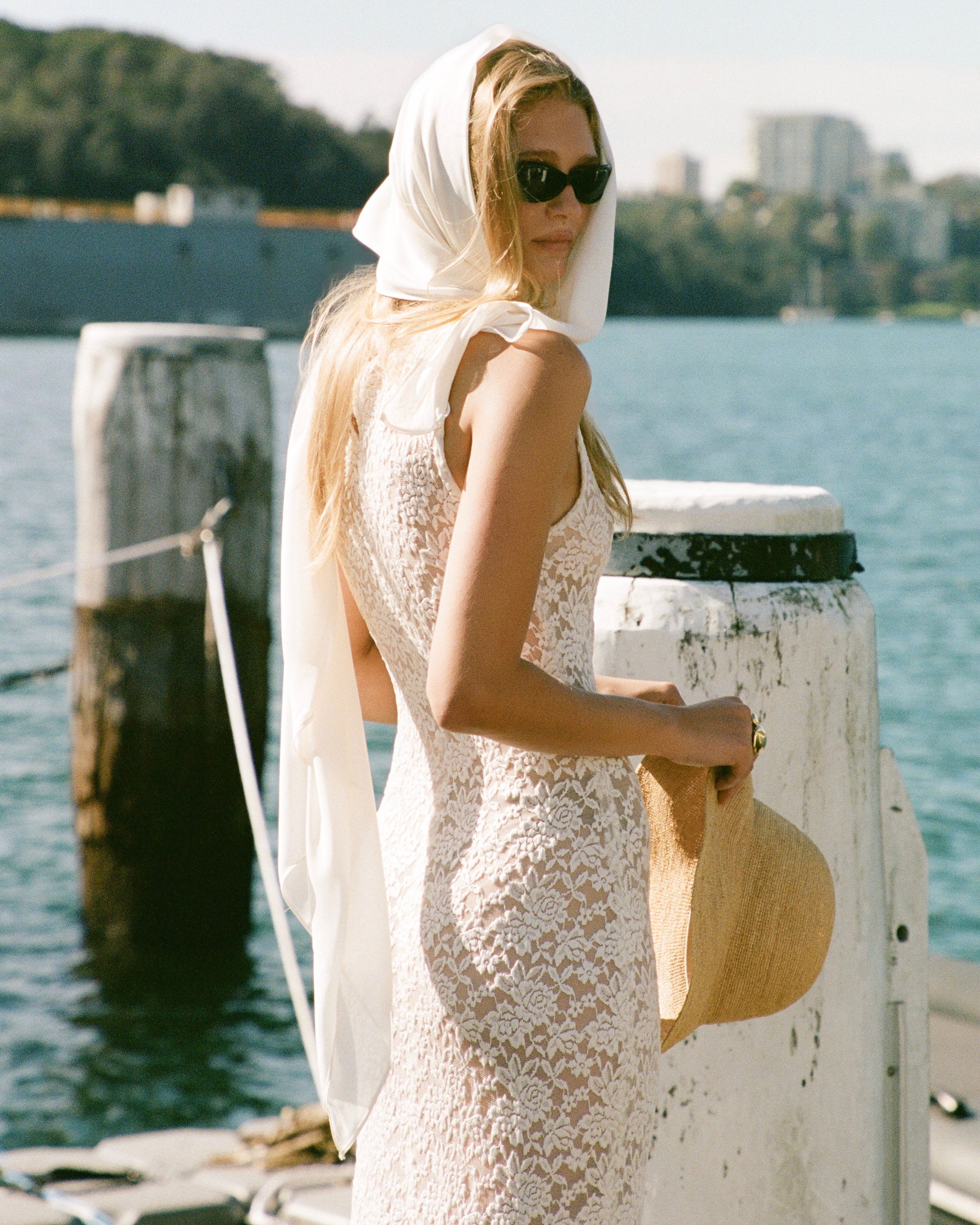 BEHIND LA PASSAGÈRE